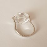 GEODA gyűrű rusztikus csiszolású hegyikristállyal sterling esüstből